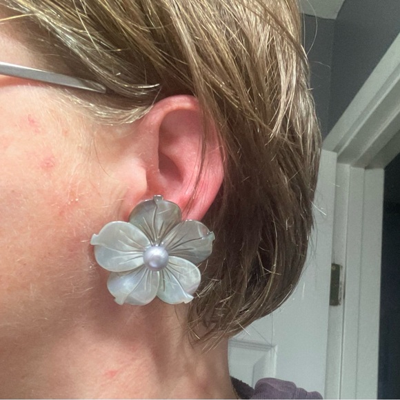 Carved Black Lip Hibiscus Jackets & Pearl Earrings Set - Picture 14 of 14